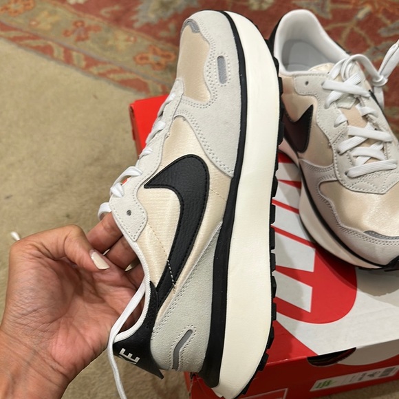 Nike Cream and Black Athletic Shoes - Picture 5 of 6